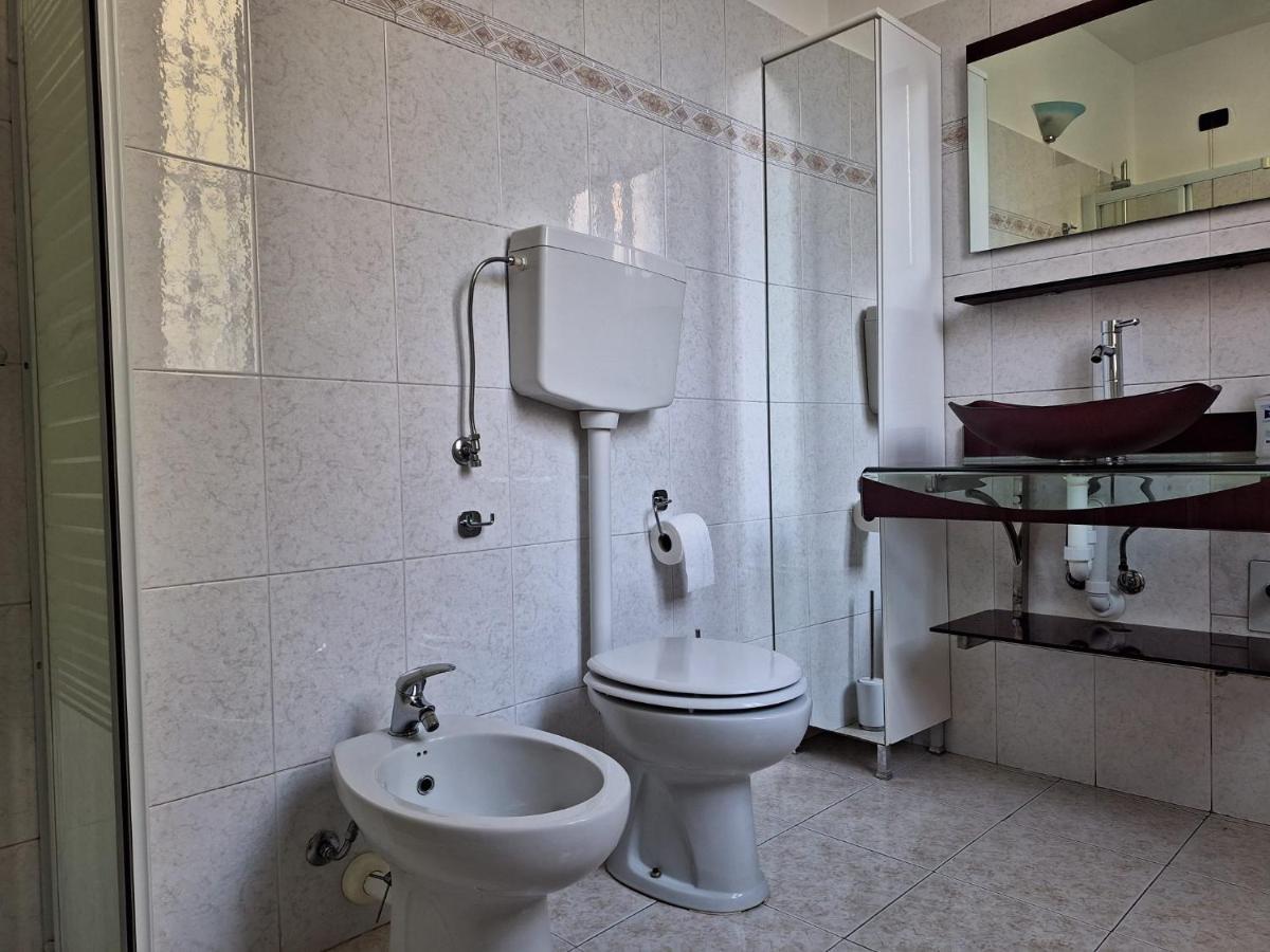 Appartamento La Casa Dei Nonni Malnate Exteriér fotografie